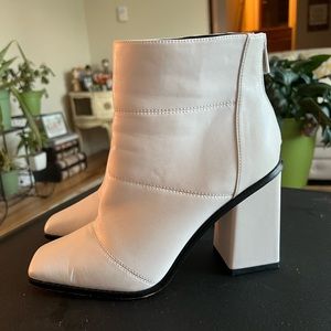 Woman’s shoes, size 10 of white Jessica Simpson